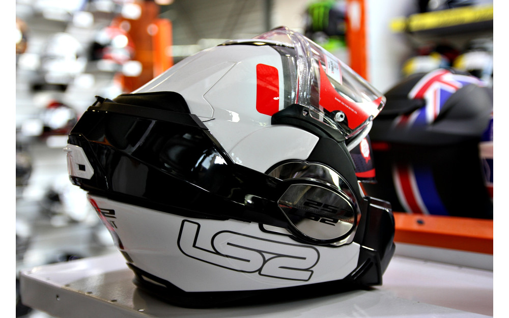 LS2 Valiant : un casque moto modulable pour les commuters